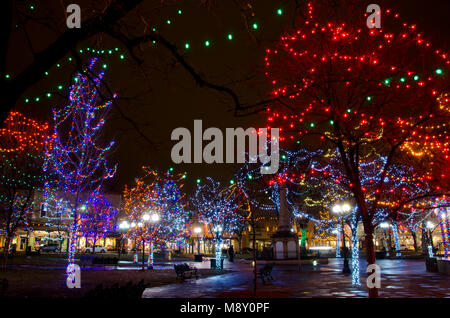 La Plaza de Santa Fe est décoré de milliers de lumières de Noël pour la période des fêtes. Banque D'Images