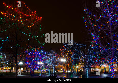 La Plaza de Santa Fe est décoré de milliers de lumières de Noël pour la période des fêtes. Banque D'Images