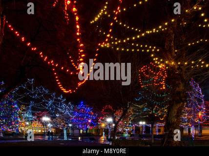 La Plaza de Santa Fe est décoré de milliers de lumières de Noël pour la période des fêtes. Banque D'Images