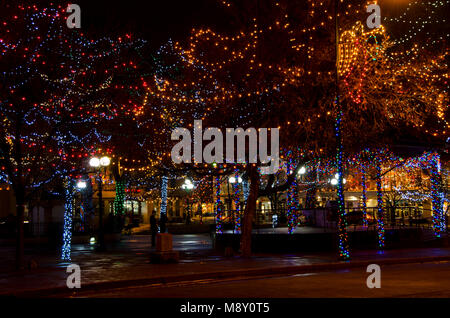 La Plaza de Santa Fe est décoré de milliers de lumières de Noël pour la période des fêtes. Banque D'Images