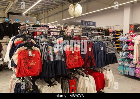 Vêtements pour enfants en vente dans l'article de George un supermarché Asda. Banque D'Images