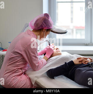 Le médecin ne procédures cosmétiques sur le visage de la fille Banque D'Images