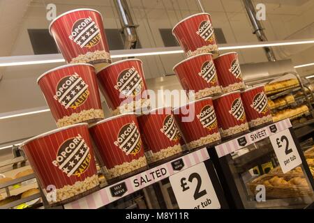 Popcorn en vente dans un supermarché Asda. Banque D'Images
