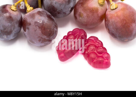 Matières premières du raisin rouge isolé sur fond blanc, de face depuis le haut, des coûts techniques. Banque D'Images
