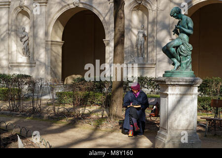 LYON, FRANCE, Mars 19, 2018 : Jardins du Musée des beaux-arts de Lyon (en français, Musée des beaux-arts de Lyon), à proximité de la place des Terreaux. Banque D'Images