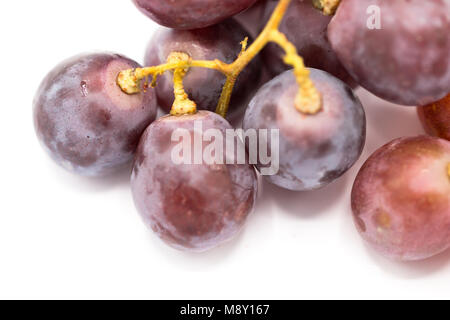 Matières premières du raisin rouge isolé sur fond blanc, de face depuis le haut, des coûts techniques. Banque D'Images