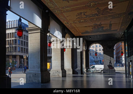 LYON, FRANCE, Mars 19, 2018 : Arcades sous l'opéra de Lyon. L'opéra d'origine a été conçu par l'architecte français Jean Nouvel entre Banque D'Images