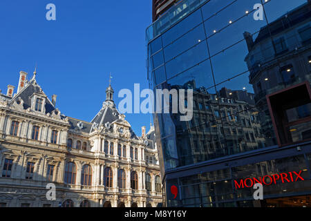 LYON, FRANCE, Mars 19, 2018 : Reflet de la chambre de commerce de Lyon en façade en verre d'un grand magasin. Banque D'Images