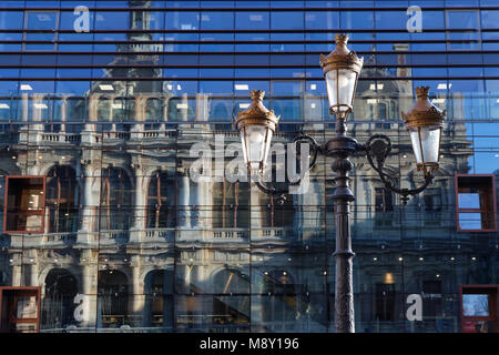 LYON, FRANCE, Mars 19, 2018 : Reflet de la chambre de commerce de Lyon en façade en verre d'un grand magasin. Banque D'Images