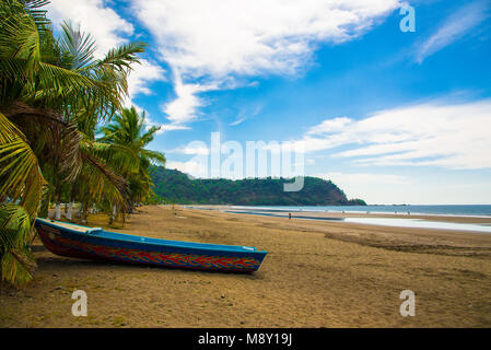 Les bateaux de pêche artisanale. Village de pêcheurs. Costa Rica, paradis tropical Banque D'Images