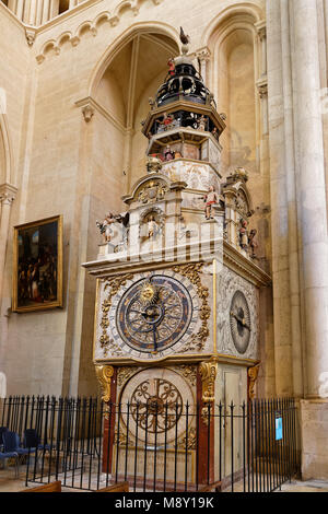 LYON, FRANCE, Mars 11, 2018 : Lyon horloge astronomique. Construit en 1379, l'horloge 9 mètre de haut se trouve dans la cathédrale de Lyon et indique la date et Banque D'Images