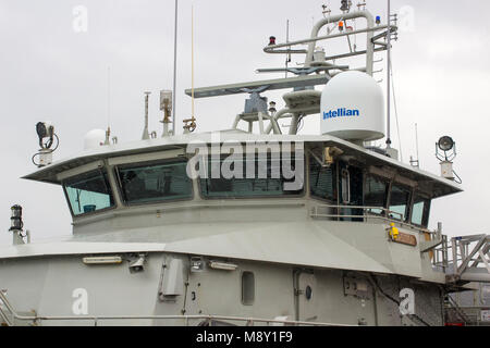 La superstructure et pont de navire de la marine belge le Castor accostera au quai Kennedy dans la ville de Port de Cork Irlande lors d'une tempête de neige Banque D'Images