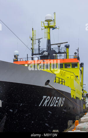 18 mars 2018 Le navire de recherche de la pêche néerlandais Tridens amarrés à quai Kennedy dans la ville de Port de Cork Irlande lors d'une tempête de neige Banque D'Images