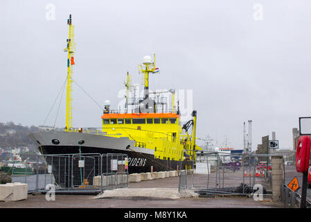 18 mars 2018 Le navire de recherche de la pêche néerlandais Tridens amarrés à quai Kennedy dans la ville de Port de Cork Irlande lors d'une tempête de neige Banque D'Images