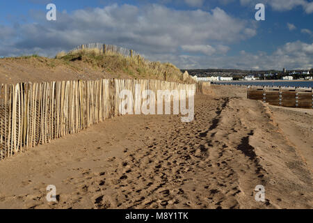 Clôtures sur les dunes de sable de Dawlish Warren réserve naturelle (en regardant vers Exmouth). Banque D'Images