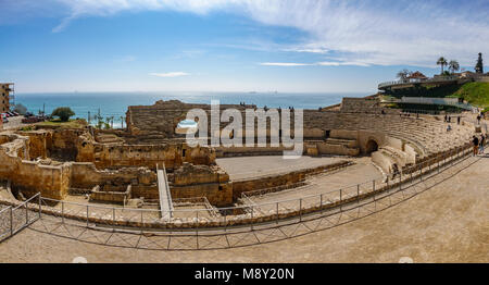 Vue panoramique sur l'ancien amphithéâtre romain de Tarragone à côté de la mer Banque D'Images