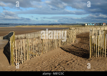 Clôtures sur les dunes de sable de Dawlish Warren réserve naturelle (en regardant vers Exmouth). Banque D'Images