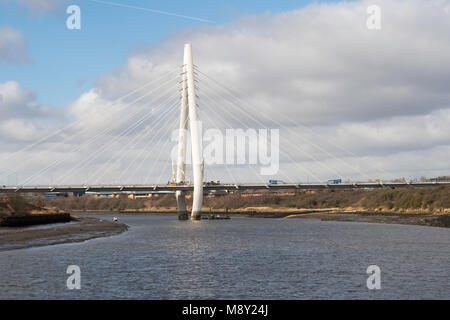 L'achèvement du clocher Nord travailleurs pont routier sur la rivière Wear à Sunderland, avant l'ouverture, England, UK Banque D'Images