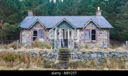 Une vieille maison de style victorien en pierre abandonnée au bord du Loch Lee dans les forêts de Glen Esk dans l'Angus Glens, en Écosse. Banque D'Images