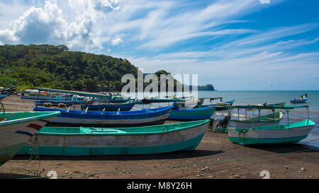 Les bateaux de pêche artisanale. Village de pêcheurs. Costa Rica, paradis tropical Banque D'Images