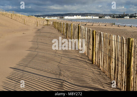 Clôtures sur les dunes de sable de Dawlish Warren réserve naturelle (en regardant vers Exmouth). Banque D'Images