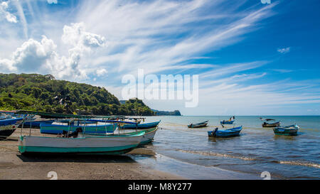 Les bateaux de pêche artisanale. Village de pêcheurs. Costa Rica, paradis tropical Banque D'Images