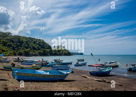 Les bateaux de pêche artisanale. Village de pêcheurs. Costa Rica, paradis tropical Banque D'Images