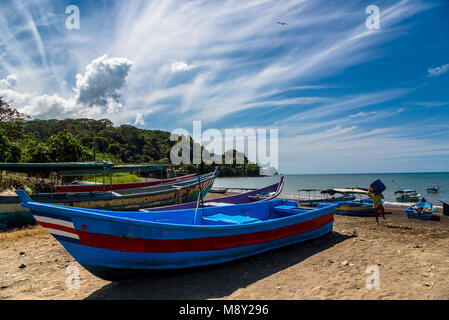 Les bateaux de pêche artisanale. Village de pêcheurs. Costa Rica, paradis tropical Banque D'Images