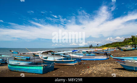 Les bateaux de pêche artisanale. Village de pêcheurs. Costa Rica, paradis tropical Banque D'Images