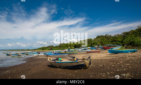 Les bateaux de pêche artisanale. Village de pêcheurs. Costa Rica, paradis tropical Banque D'Images