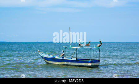 Les bateaux de pêche artisanale. Village de pêcheurs. Costa Rica, paradis tropical Banque D'Images