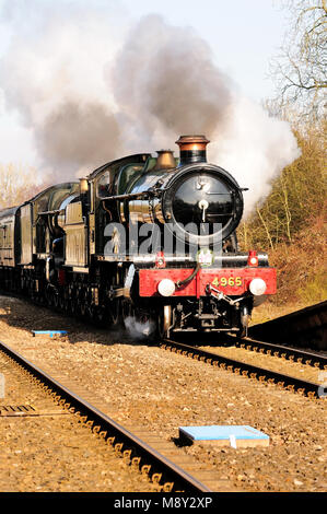 Le circuit ferroviaire à vapeur de l'incursion du Grand Western arrive à Kemble pour un arrêt sur l'eau le 20th février 2010. Banque D'Images