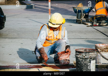 Builder de trottoirs dans la ravine, Lima - Pérou Banque D'Images