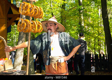 Vendeur habillé en habits d'époque au festival Renaissance Banque D'Images