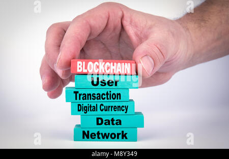 Blockchain. Concept d'affaires avec des blocs en bois coloré Banque D'Images