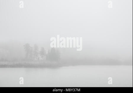 Un épais brouillard entoure un accueil de l'autre côté du lac Matese en Campanie, Italie. Banque D'Images