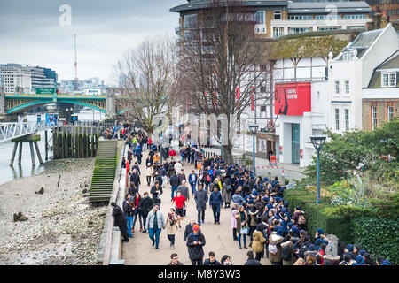 Personnes marchant, debout et d'attente à l'extérieur du Globe Theatre, sur la rive sud de Londres. Banque D'Images