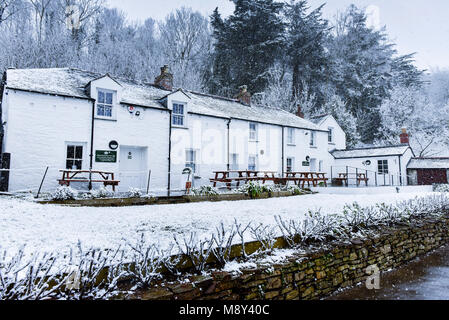 La neige qui tombe sur le patrimoine historique Trenance Cottages à Newquay Cornwall. Banque D'Images