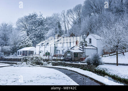 Il neige sur le patrimoine Trenance Cottages en Trenance Gardens Newquay Cornwall. Banque D'Images