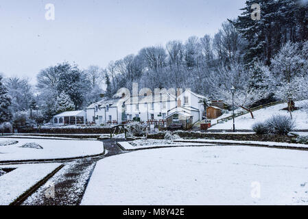 La neige qui tombe sur le patrimoine historique Trenance Cottages à Newquay Cornwall. Banque D'Images