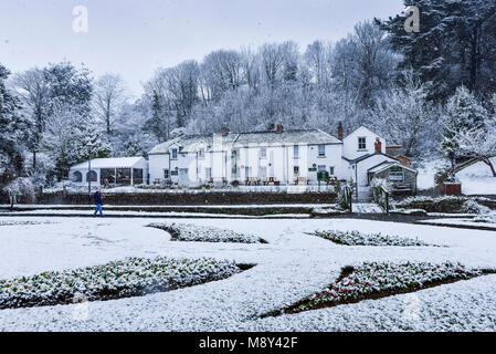 La neige qui tombe sur le patrimoine historique Trenance Cottages à Newquay Cornwall. Banque D'Images