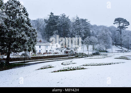 La neige qui tombe sur le patrimoine historique Trenance Cottages à Newquay Cornwall. Banque D'Images