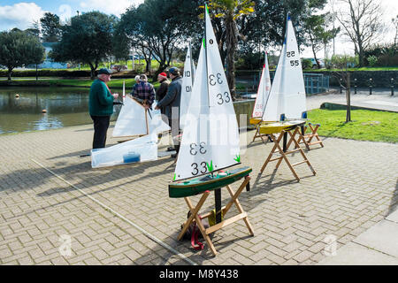 Yachts modèle appartenant à des membres de l'Newquay Model Yacht Club. Banque D'Images