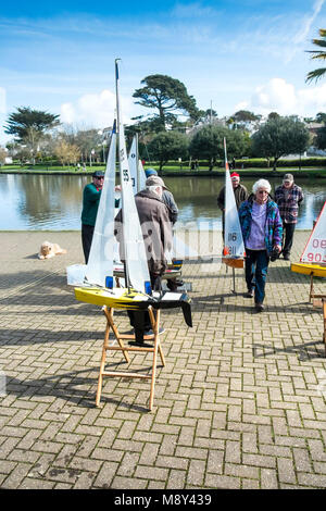 Yachts modèle appartenant à des membres de l'Newquay Model yacht club à Trenance Lake à Newquay Cornwall. Banque D'Images