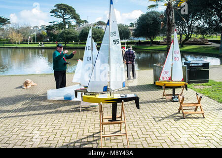 Yachts modèle appartenant à des membres de l'Newquay Model yacht club à Trenance Lake à Newquay Cornwall. Banque D'Images