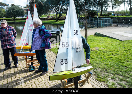 Yachts modèle appartenant à des membres de l'Newquay Model yacht club à Trenance Lake à Newquay Cornwall. Banque D'Images