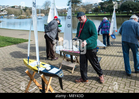 Les membres du yacht club Modèle Newquay à Trenance Lake à Newquay Cornwall. Banque D'Images