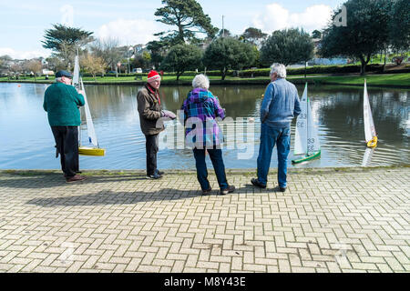 Les membres du yacht club Modèle Newquay Trenance au lac de plaisance se préparent à lancer une course Newquay Cornwall. Banque D'Images