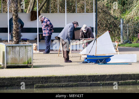 Les membres du Yacht Club Modèle Newquay Trenance au lac de plaisance à Newquay Cornwall. Banque D'Images