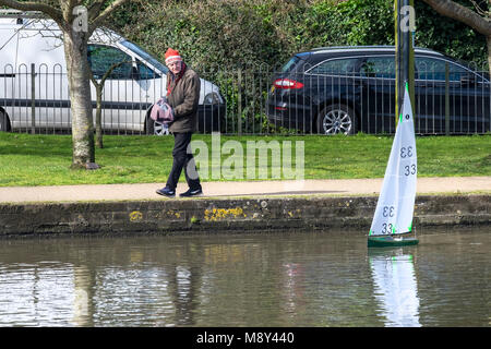 Membre de l'Yacht Club Modèle Newquay Trenance au lac de plaisance contrôlant son modèle bateau de course Newquay Cornwall. Banque D'Images